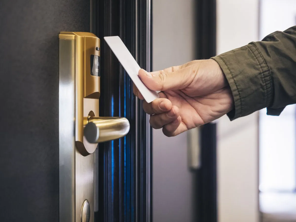 Guest opening hotel door key card 1 – Blogs (2)